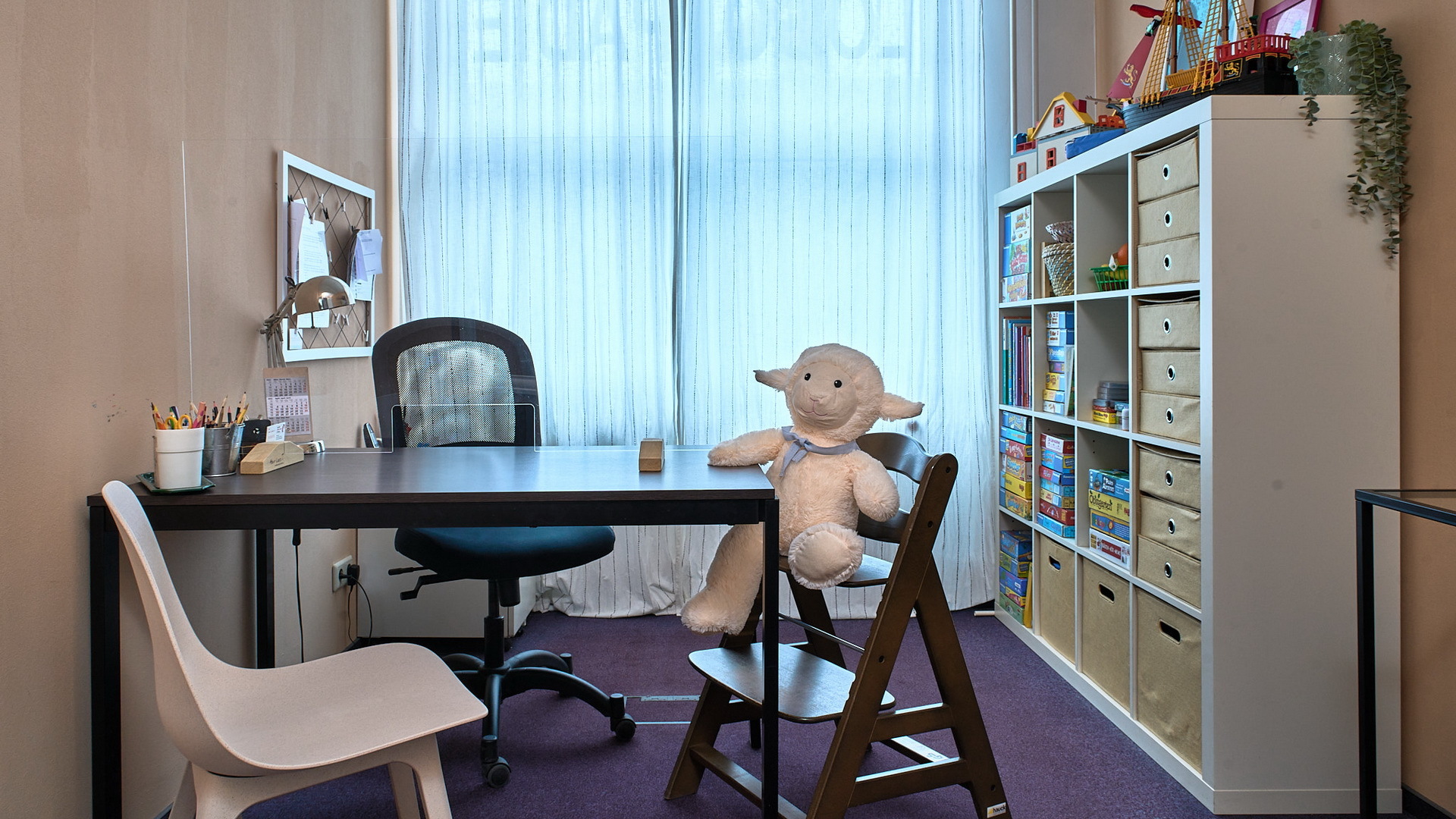 Ein freundlicher Therapieraum der Logopädie Heide
